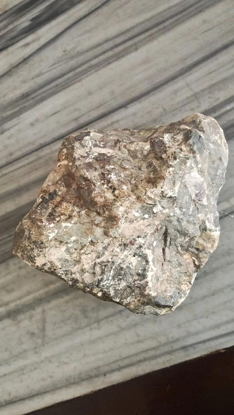 神秘的陨石之色（探索石陨石的多彩世界）